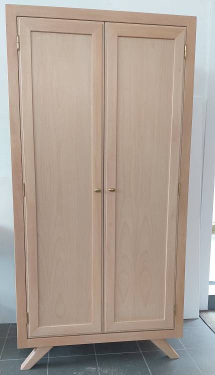 Δίφυλλη ντουλάπα από φυσικό ξύλο με μοντέρνα πόδια Κωδ. 0524