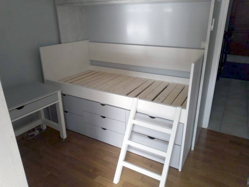 Υπερυψωμένο κρεβάτι με συρταριέρα και ασορτί γραφείο Κωδ. 2126